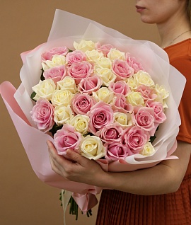 Букет из 39 роз белый и розовый микс 50-60 см (Россия) в стильной упаковке