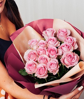 Букет из 15 розовых роз 50-60 см (Россия) в упаковке