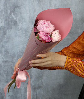 Букет из 3 розовых пиона в стильной упаковке