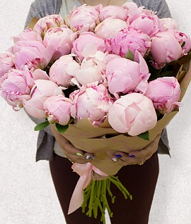 Букет из 25 розовых пионов (Голландия) в стильной упаковке