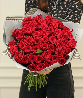 Букет из 51 красной розы 50-60 см (Россия) в стильной упаковке