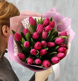Букет из 25 малиновых тюльпанов стандарт в стильной упаковке