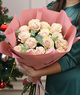 Букет из 15 розовых роз 70 см (Эквадор) premium с эвкалиптом