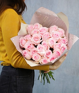 Букет из 25 розовых роз 40-50 см (Эквадор) в стильной упаковке