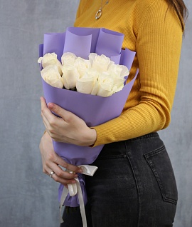 Букет из 9 белых роз 40-50 см (Эквадор) в дизайнерской упаковке