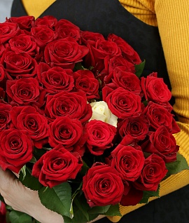 Букет из 51 красной розы 50-60 см (Россия) под атласную ленту