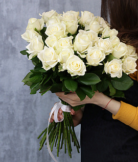 Букет из 31 белой розы 50-60 см (Россия) под атласную ленту