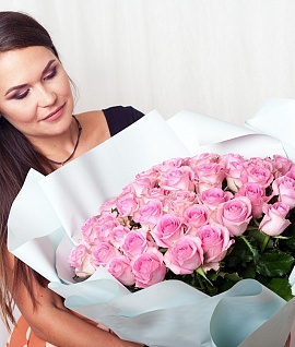 Букет из 35 розовых роз 50-60 см (Россия) в упаковке