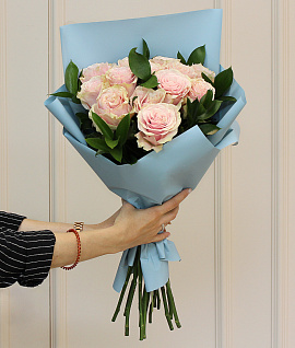 Букет из 13 розовых роз 50 см (Эквадор) premium в голубой упаковке