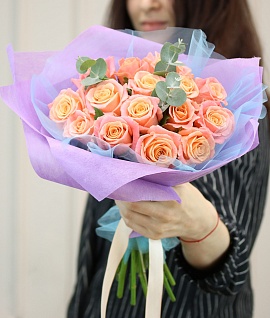 Букет из 15 розовых роз 40 см (Россия) с зеленью эвкалипта