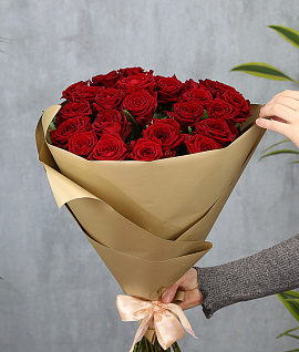 Букет из 25 красных роз 50-60 см (Россия) в стильной упаковке