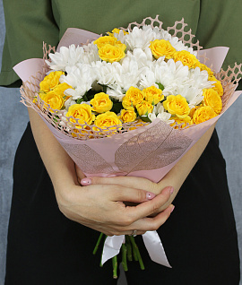 Букет из 5 кустовых хризантем и 7 кустовых роз 40 см (Кения) в стильной упаковке