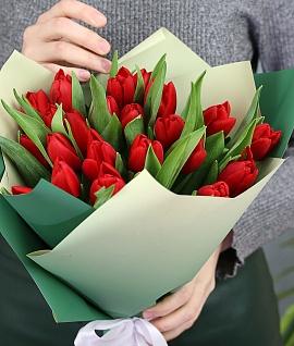 Букет из 25 красных тюльпанов стандарт в дизайнерской упаковке