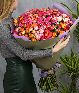 Букет из 51 кустовой высокой розы микс 70 см (Кения) в упаковке