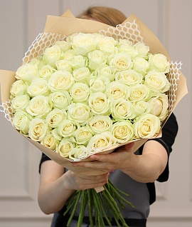 Букет из 51 белой розы 50-60 см (Россия) в упаковке