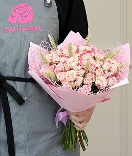 Букет из 19 кустовых роз 40 см (Кения) с колосьями в розовой упаковке