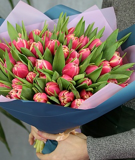 Букет из 51 тюльпана пионовидного розового в дизайнерской упаковке