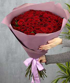 Букет из 51 красной розы 50-60 см (Россия) в упаковке