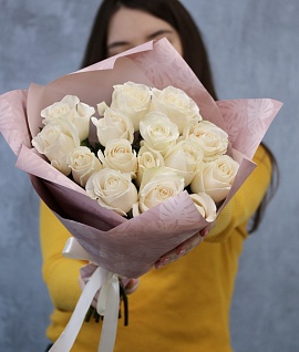 Букет из 15 белых роз 40-50 см (Эквадор) в стильной упаковке