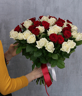 Букет из 51 розы яркий микс 50-60 см (Россия) под атласную ленту