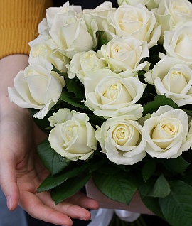 Букет из 21 белой розы 50-60 см (Россия) под атласную ленту