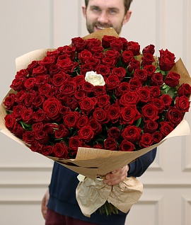 Букет из 100 красной розы и 1 белой розы 60 см (Россия) в упаковке