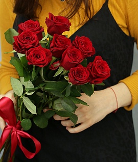 Букет из 9 красных роз 50-60 см (Россия) под атласную ленту