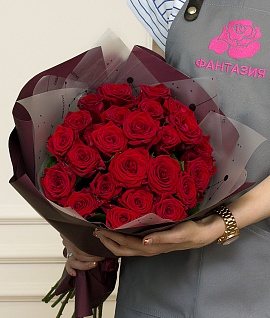 Букет из 25 красных роз 50-60 см (Россия) в упаковке