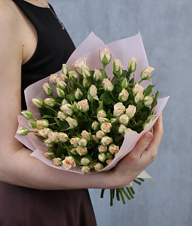 Букет из 25 кремовых кустовых роз 40 см (Кения) в стильной упаковке