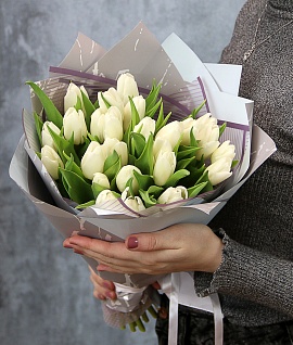 Букет из 25 белых тюльпанов стандарт в стильной упаковке