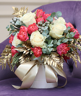 Букет в шляпной коробке из нежно - розовых и белых роз