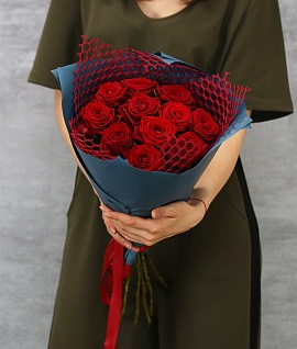 Букет из 11 красных роз 50-60 см (Россия) в стильной упаковке