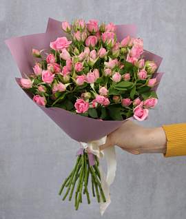 Букет из 15 розовых кустовых роз 40 см (Кения) в стильной упаковке
