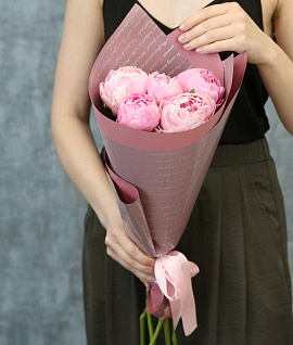 Букет из 5 розовых пионов в стильной упаковке