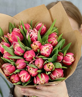 Букет из 25 тюльпанов пионовидных розовых в стильной упаковке