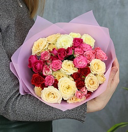 Букет из 15 кустовой розы яркий микс 40 см (Кения)